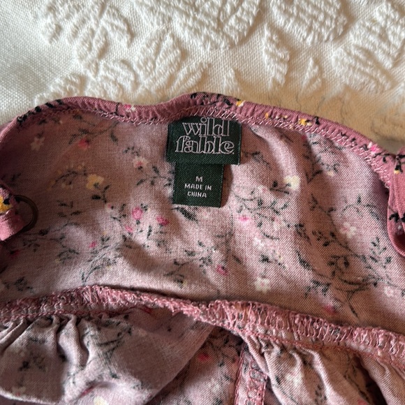 Adorable Wild Fable pink floral shirt size medium! Flowy style - Picture 3 of 3